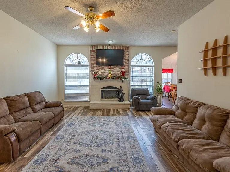 2414 Coventry Ct — Photo 3