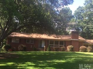 2276 Perrywood Dr, Hickory, NC 28601