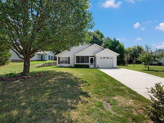 2nd image of 611 Hunters Ln