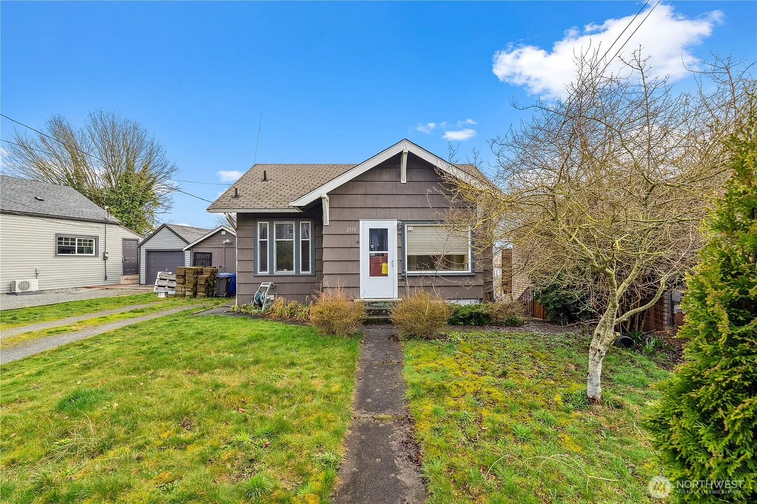 2113 E grand Avenue photo 1