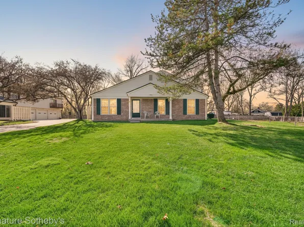 1445 Dover Hl N, Walled Lake, MI 48390