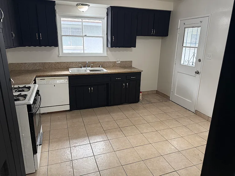 16007 Victory Blvd — Photo 9