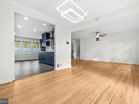 4th image of 2410 Parkers Ln