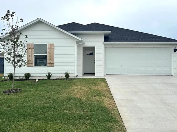 560 Riggs St, Prairie Grove, AR 72753