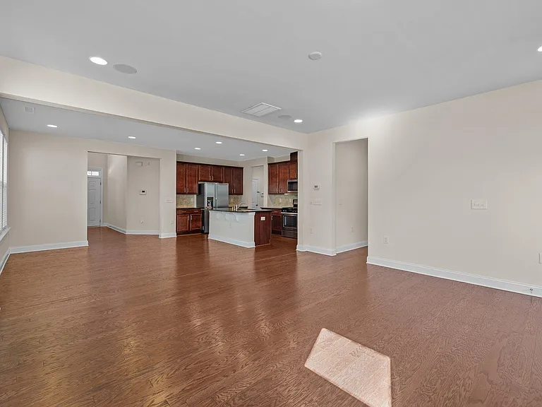 271 Begen St — Photo 17