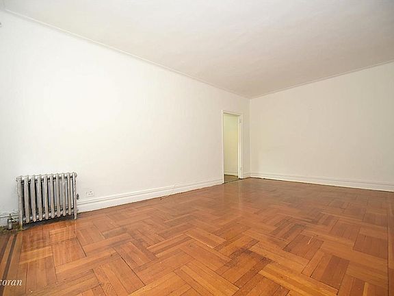 3rd image of 655 Pelham Pkwy N APT 3L