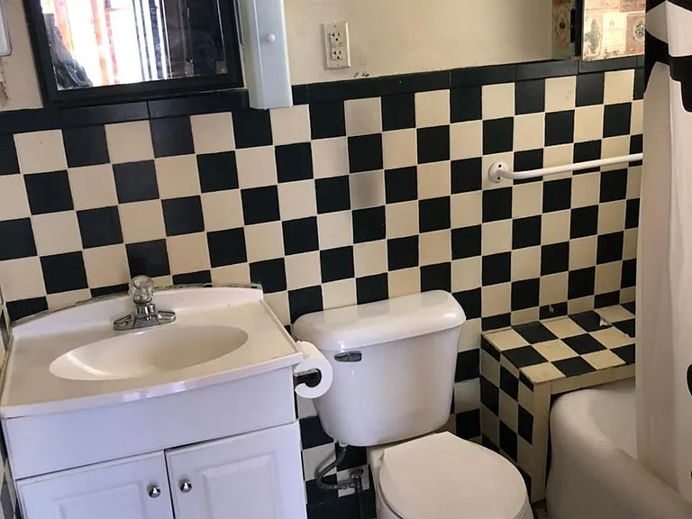 Bathroom with bathtub/shower