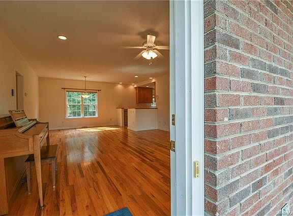 3rd image of 189 Wintergreen Cir