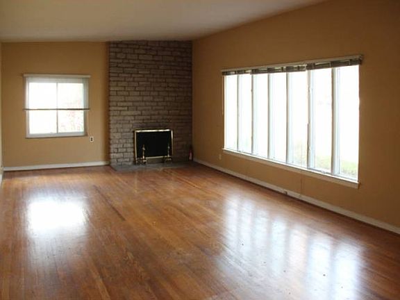 Living Rm w/hrdwd floor