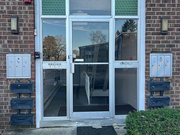 4th image of 494 Putnam Pike APT B2