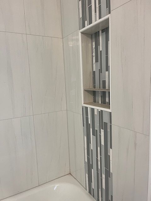 Closer look at the glass/marble accent tile and niche in the tub/shower