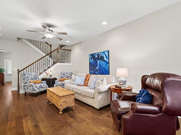 4th image of 802 Cottage House Ln