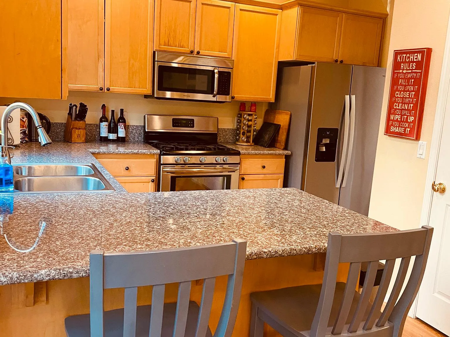 5 bed, 2400 sqft, $3,499 — Photo 4