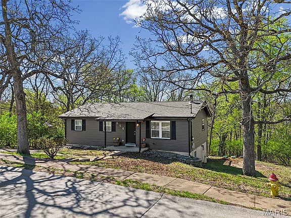 3rd image of 656 Rockwood Dr