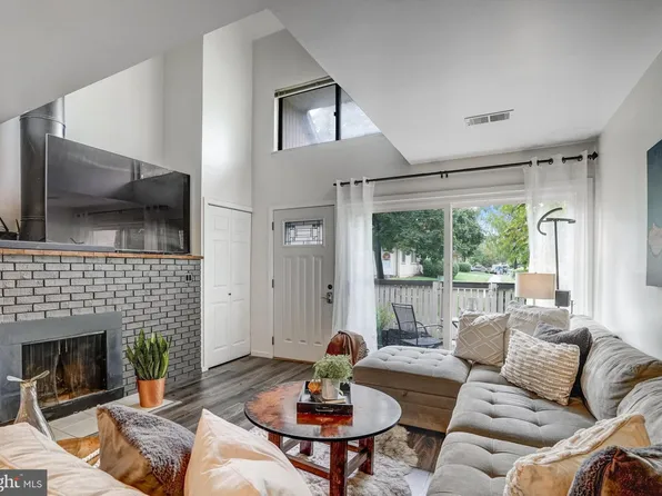 3803 El Camino Pl #27, Alexandria, VA 22309