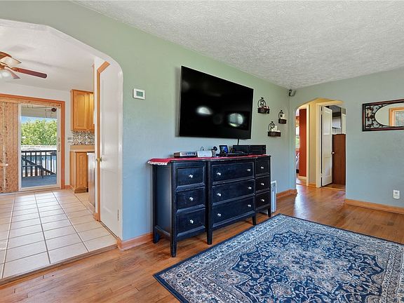 3rd image of 227 W Sandle Ave