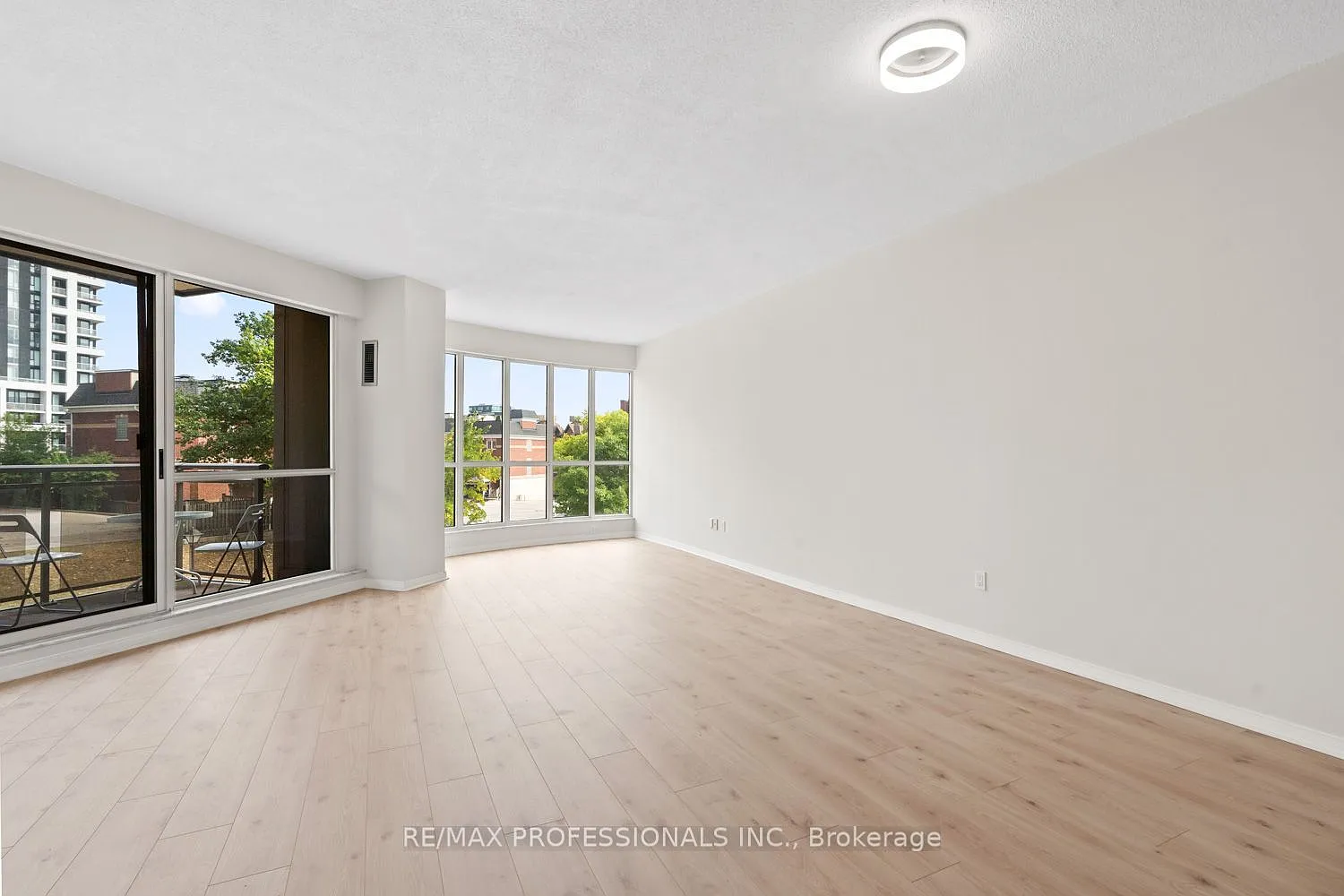 2511 Lakeshore Rd W — Photo 2
