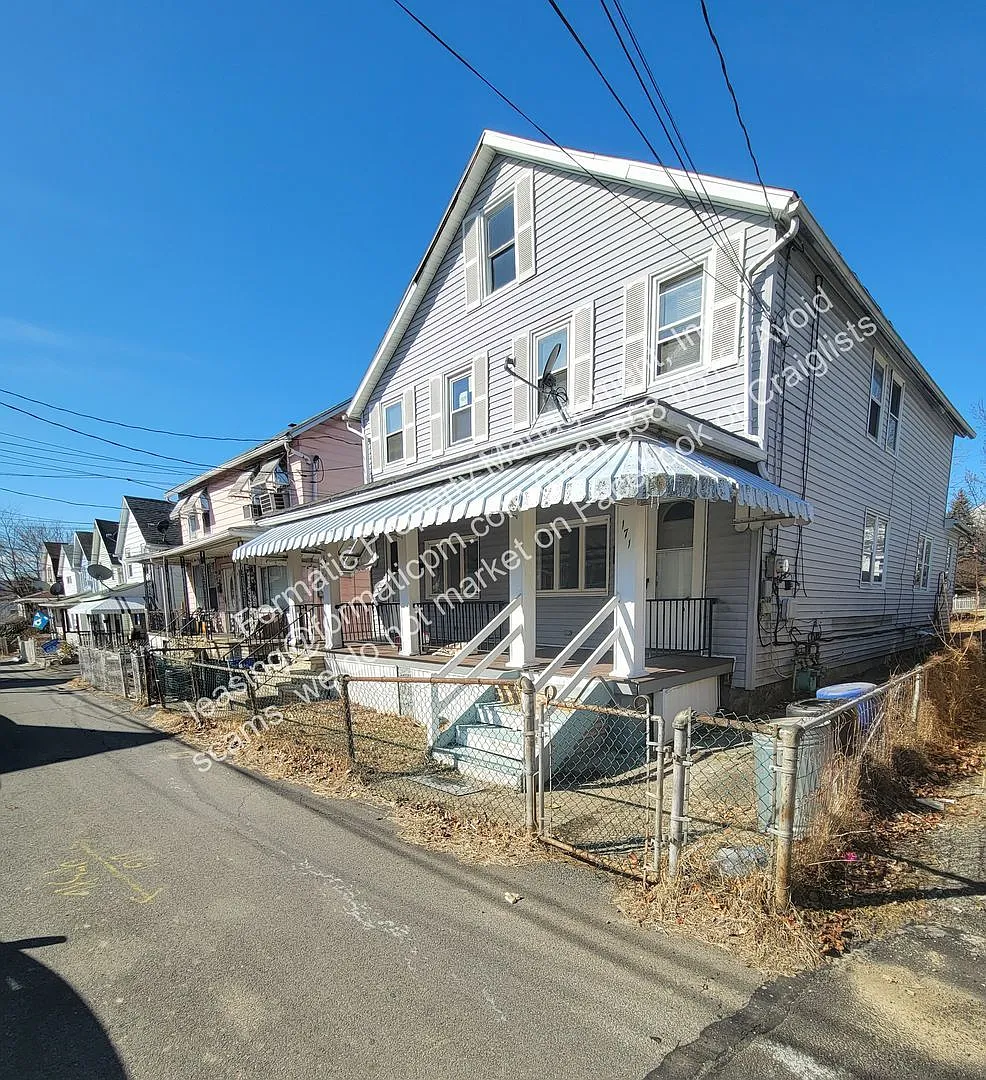 3 bed, 1.0 bath, 1160 sqft, $1,295 — Photo 1