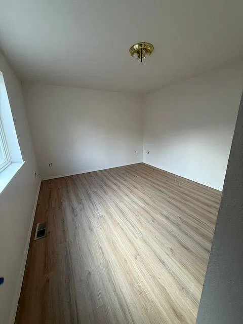 3 bed, 1376 sqft, $1,995 — Photo 2