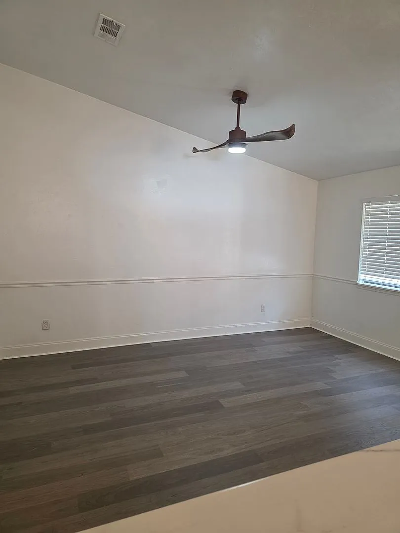 Cozy and Newly Renovated 2-bedroom, 1-bath townhome Close to Campuses! — Photo 3