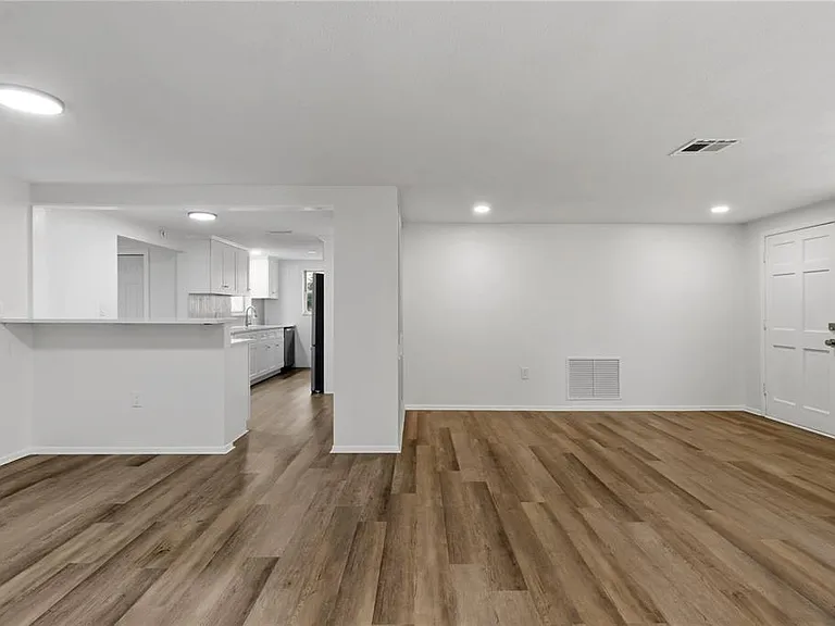 5165 Greenwood St — Photo 9