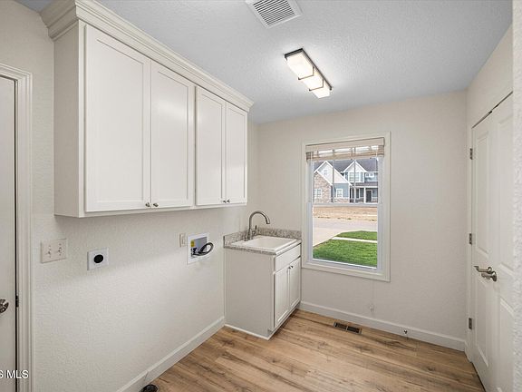 5th image of 947 Heather Ct