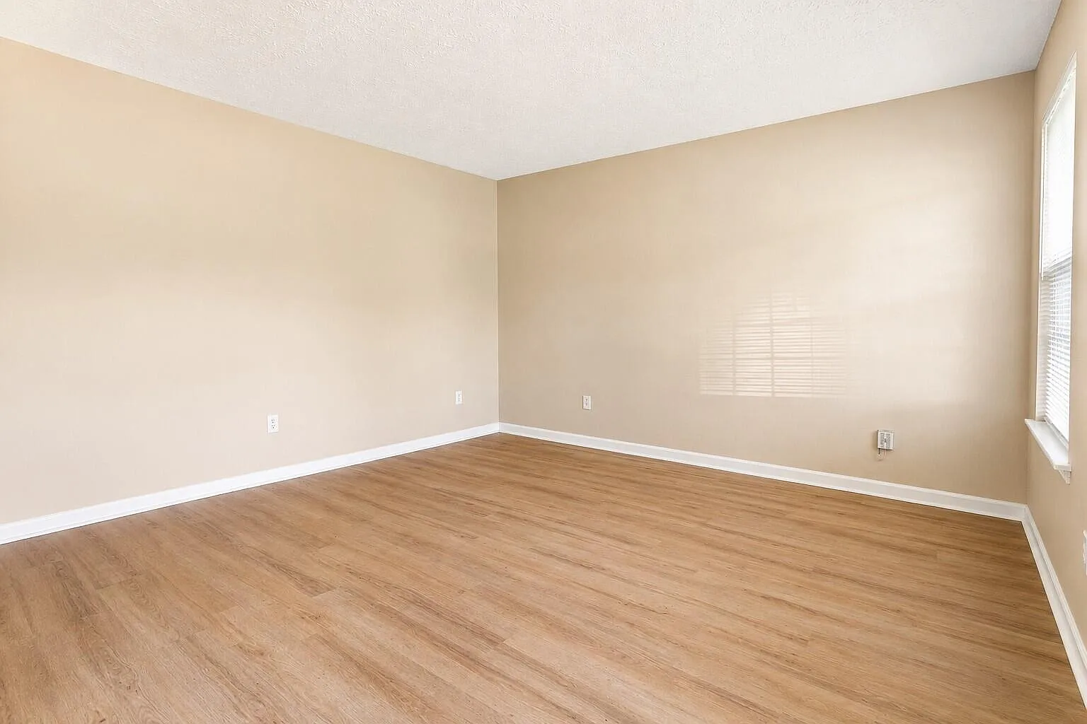 3 bed, 2.0 bath, 1320 sqft, $1,800 — Photo 2