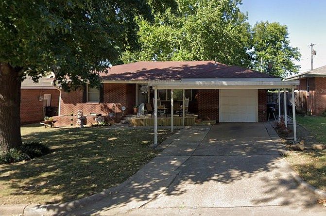 1st image of 431 SE Queenstown Ave