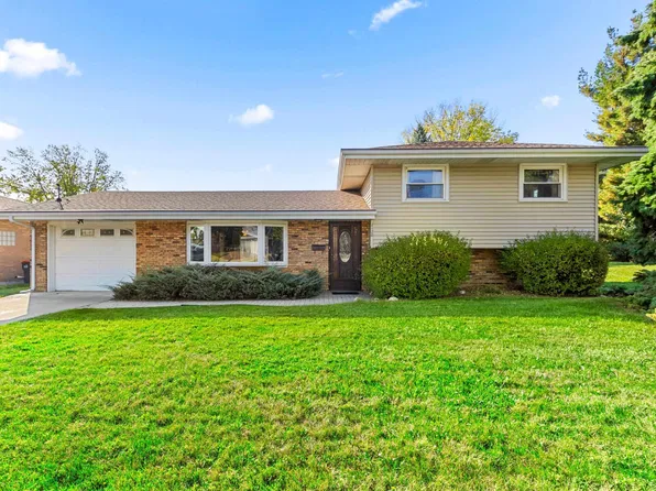 2120 Hillcrest Ave, Pekin, IL 61554