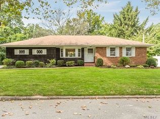 24 Chanticleer Ct, Huntington, NY 11743