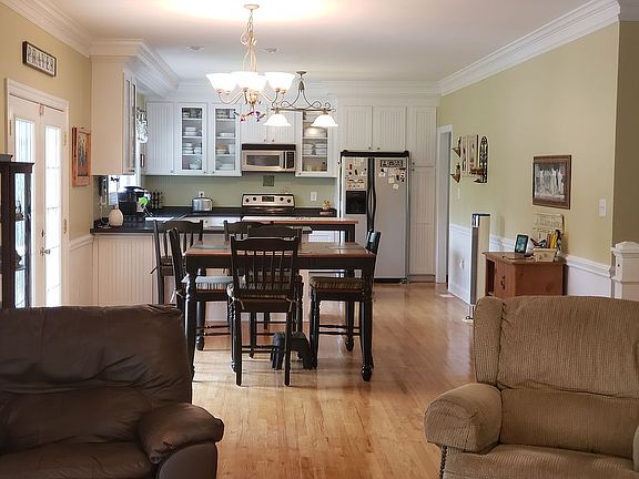 5th image of 131 Country Creek Dr