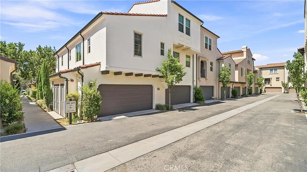 4 bed, 1526 sqft, $4,700 — Photo 2