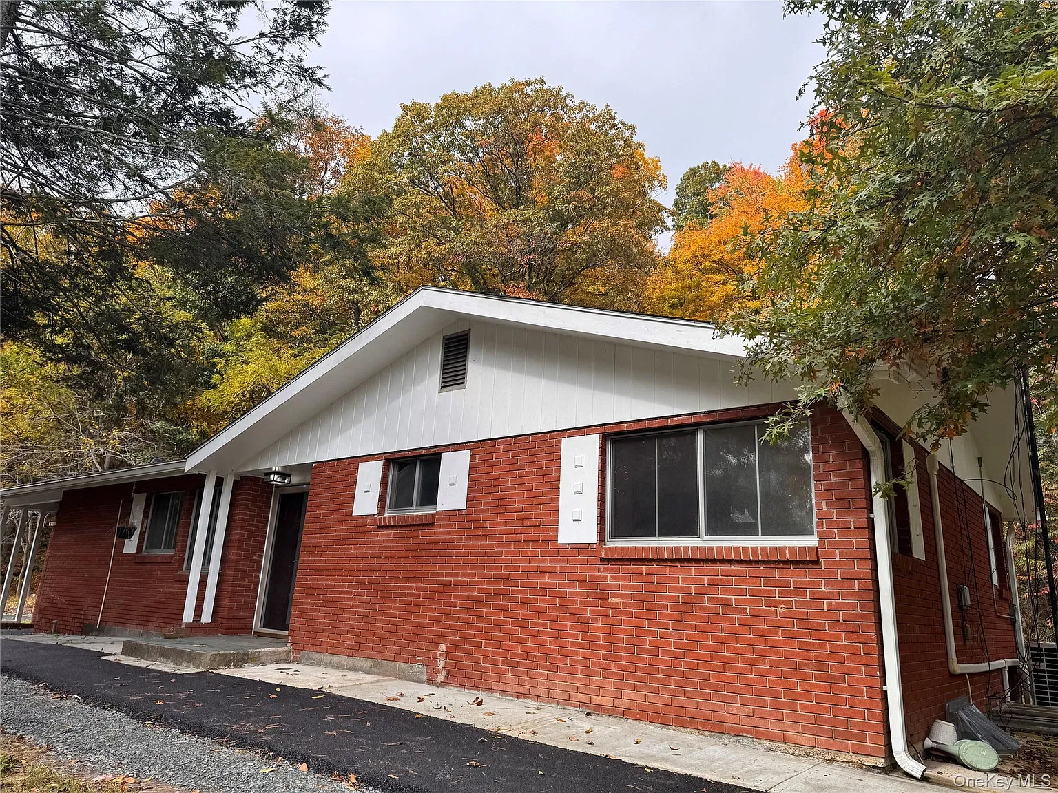 3 bed, 2.0 bath, 2432 sqft, $2,800 — Photo 2