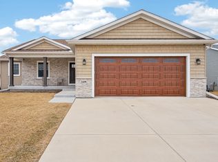 1439 Rhinelander Dr, Davenport, IA 52804