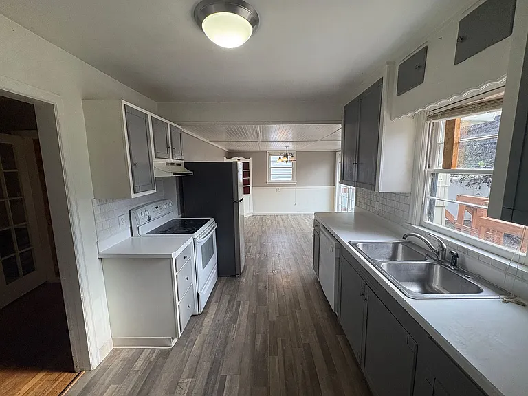 2419 Pine St — Photo 9
