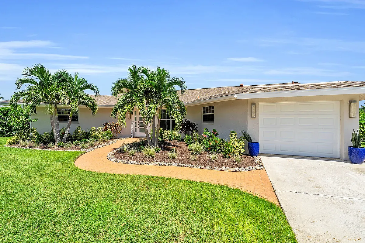 3 bed, 1944 sqft, $9,500 — Photo 1