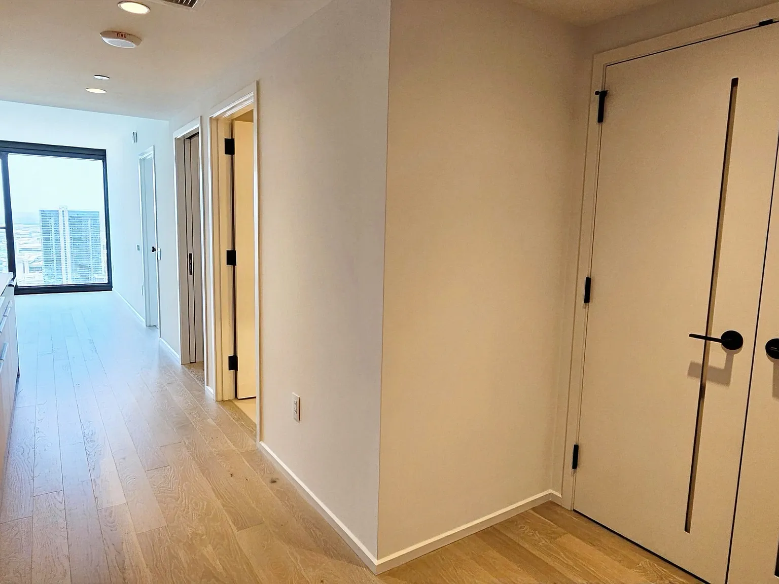 1 bed, 710 sqft, $4,300 — Photo 2