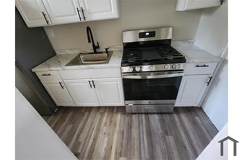 1008 Collier St Photo 1