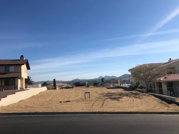 13727 Chinquapin Rd, Victorville, CA 92395