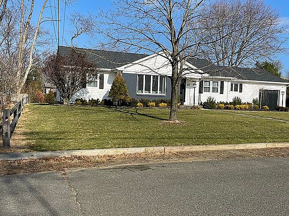 3rd image of 43 Iroquois Ave