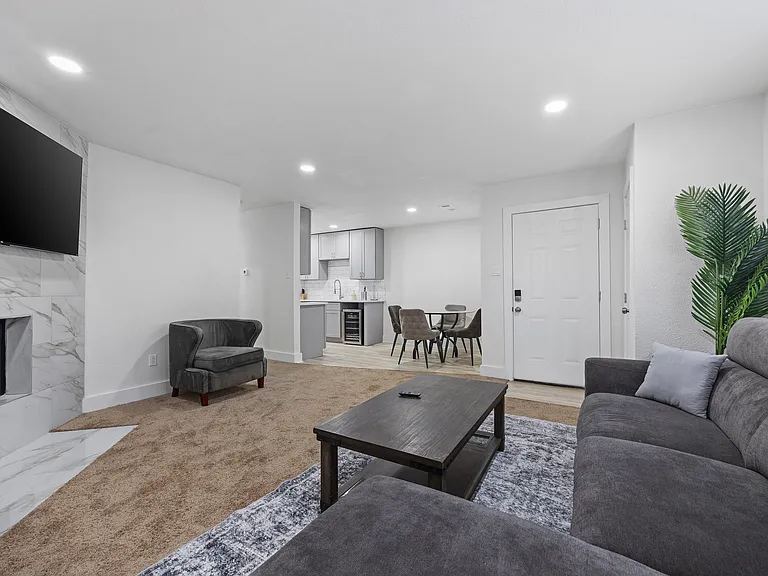 521 Briaroaks Ct — Photo 4