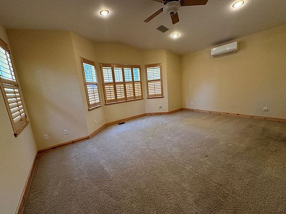 5th image of 2276 Montana Ave