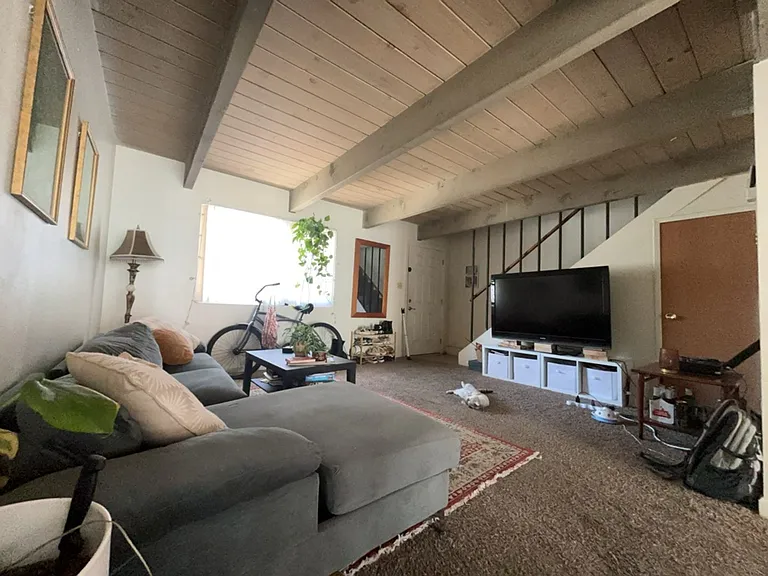 218 University Ave — Photo 3
