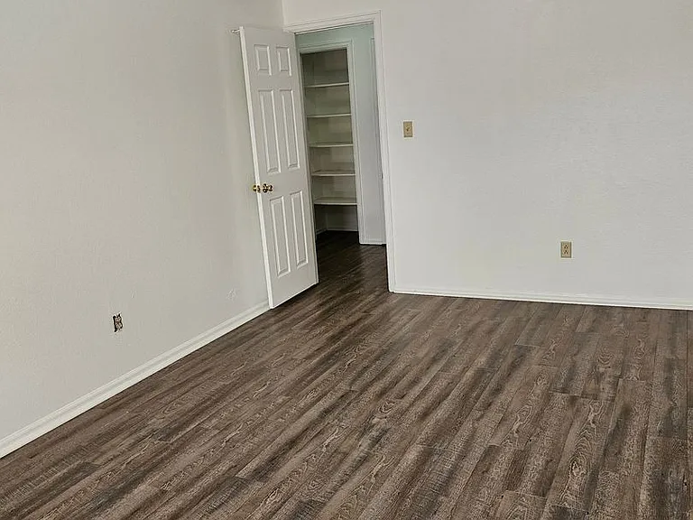 1900 N Salem Ave — Photo 13