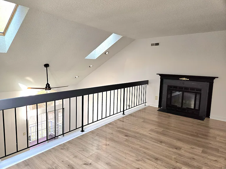 404 Harwood Ct #B — Photo 10