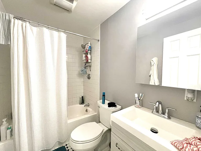 E St — Photo 9