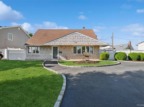 4 Dennis Lane, Bethpage, NY 11714