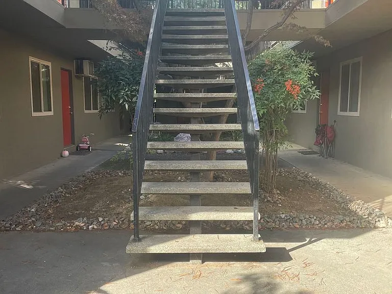 890 E 9th St — Photo 37