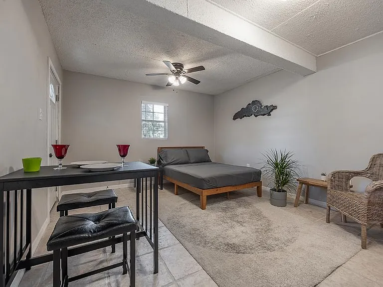 225 W Hiawatha St #2 — Photo 2