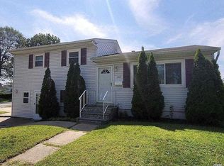 203 N Monroe Ave, Lindenhurst, NY 11757